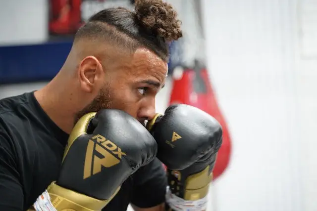 Рукавички боксерські з капою RDX MARK PRO SPARRING TRI LIRA 2 розмір 10 унцій, чорно-золотисті - Фото 9 Рукавички боксерські з капою RDX MARK PRO SPARRING TRI LIRA 2 розмір 10 унцій, чорно-золотисті - изображение 9
