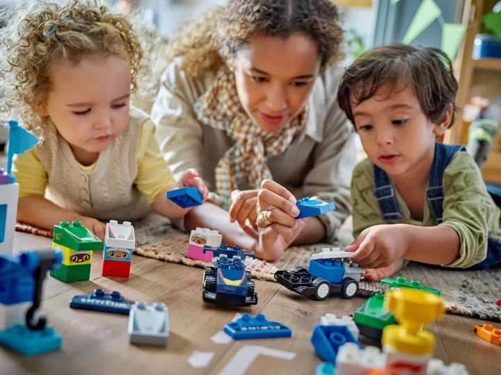 Конструктор LEGO DUPLO Автомобили для гонки и пилоты команд Формулы-1, 70 деталей (10445) - Фото 8 Конструктор LEGO DUPLO Автомобили для гонки и пилоты команд Формулы-1, 70 деталей (10445) - изображение 8