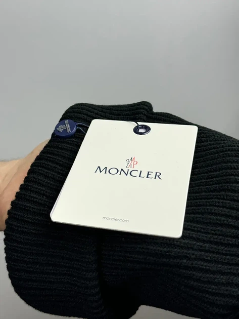 Шапка Moncler с прорезиненным логотипом в черном цвете, One size (универсальный размер), Унисекс. - Фото 4 Шапка Moncler с прорезиненным логотипом в черном цвете, One size (универсальный размер), Унисекс. - изображение 4