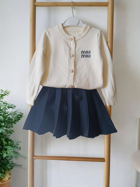 Комплект для девочки Miu Miu вязаная кофта с юбкой плиссе, рост 130 см - Фото 1 Комплект для девочки Miu Miu вязаная кофта с юбкой плиссе, рост 130 см - изображение 1
