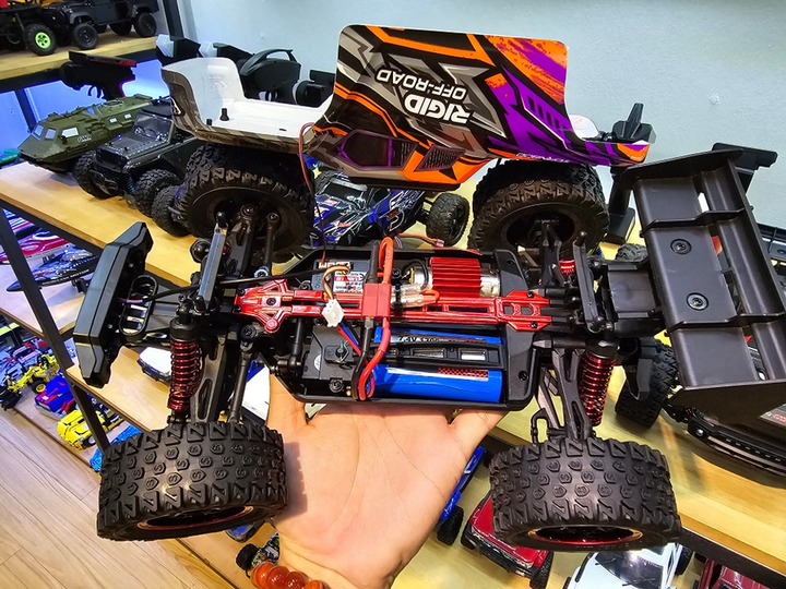 Радіокерована машинка ZLL SG316 PRO 1:16 4WD, монстр трак до 40 км/год, RC позашляховик на пульті, 2 АКБ + батарейки у подарунок - Фото 11 Радіокерована машинка ZLL SG316 PRO 1:16 4WD, монстр трак до 40 км/год, RC позашляховик на пульті, 2 АКБ + батарейки у подарунок - зображення 11