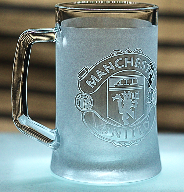 Пивний келих 670 мл ФК Манчестер Юнайтед FC Manchester United з гравіюванням подарунок для фаната ФК футбольний кухоль - зображення 2