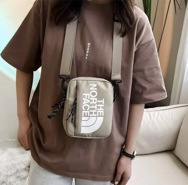 Сумка через плечо The North Face в бежевом цвете. - изображение 2