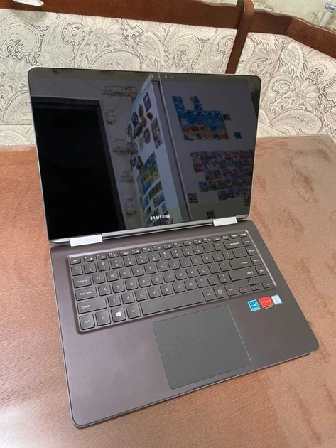 Ноутбук Samsung Notebook 9 Pro NP940N5X / 15.6" (1920x1080) IPS Touch / Intel Core i7-8565U (4 (8) ядра по 1.8 - 4.6 GHz) / 16 GB DDR4 / 256 GB SSD / AMD Radeon 540, 2 GB GDDR5, 64-bit / WebCam б/в - зображення 3