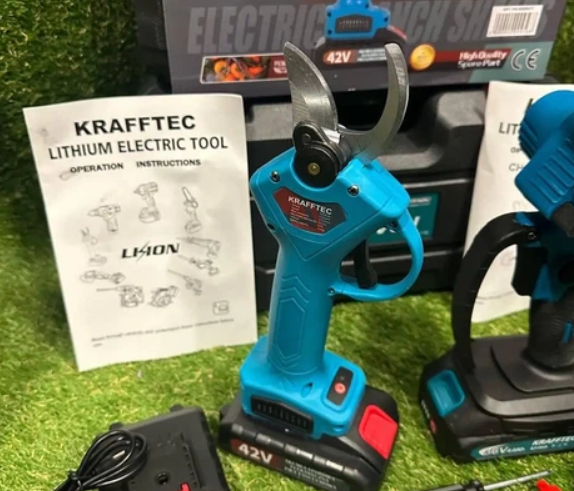 Набір інструментів акумуляторний Krafftec 2в1 36V секатор та ланцюгова мініпила з шиною 15 сантиметрів у кейсі синій - зображення 2