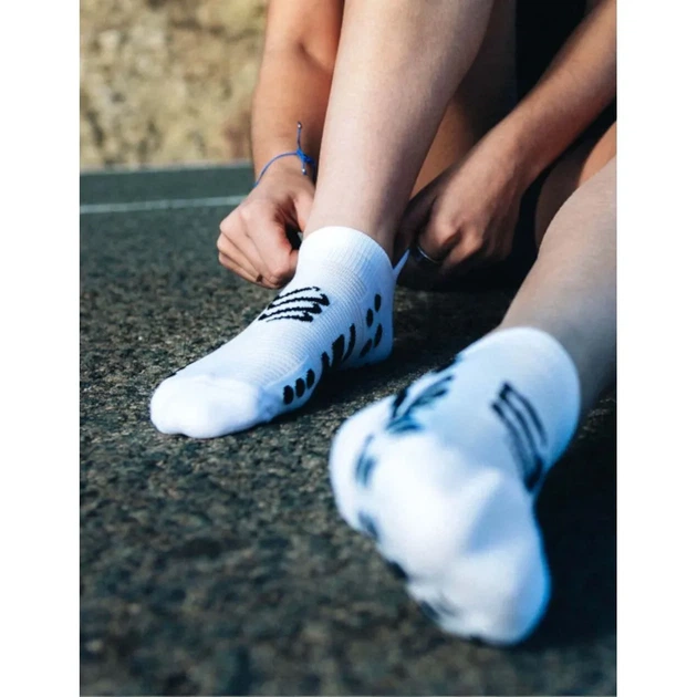 Шкарпетки для бігу марафону на довгу дистанції Compressport Pro Racing Socks V4.0 Run Low White/black S (100075576) - зображення 4