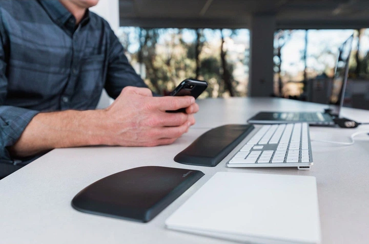 Підставка під зап'ястя Kensington ErgoSoft Wrist Rest for Slim Black (K52800WW) - зображення 6