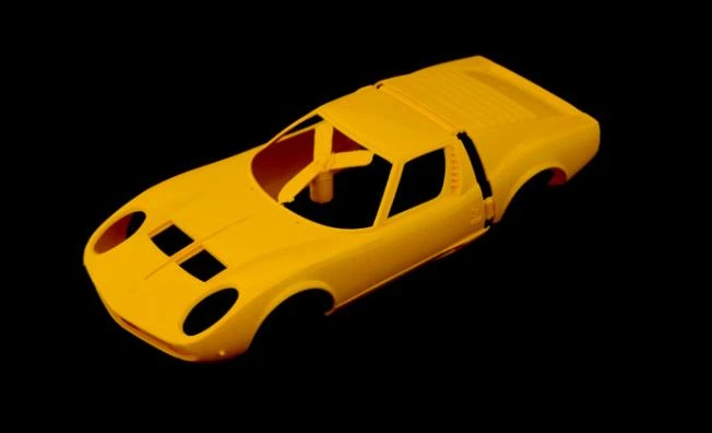 Збірна модель 1:24 спортивний автомобіль Lamborghini Miura + фарби Italeri 72002 - зображення 5