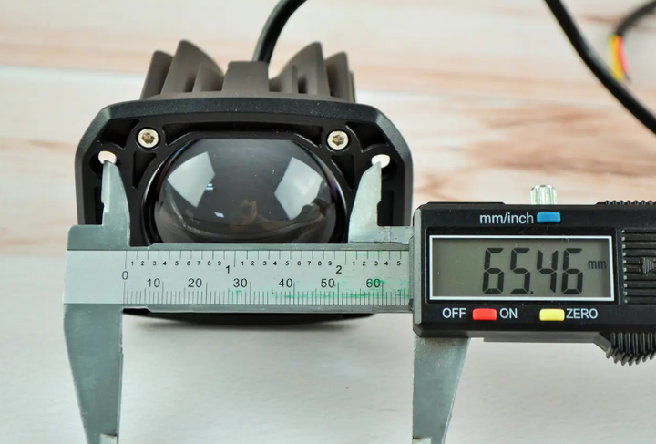 LED фара прямокутна лінзована (2шт) 40W ближній + дальній 12-24V (8,1x6,3x4СМ) фари на трактор МТЗ - зображення 8