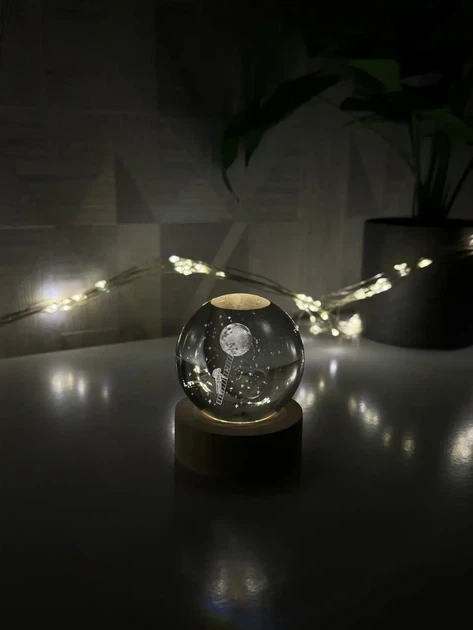 Декоративна 3D-нічник кришталева куля "Висадка космонавта на Місяць" для дітей з LED-підсвіткою 9321 - зображення 6