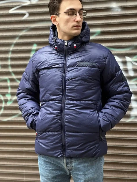 Зимова чоловіча куртка Tommy Hilfiger теплий пуховик з капішоном Розмір XL Темно-синього кольору - Фото 1 Зимова чоловіча куртка Tommy Hilfiger теплий пуховик з капішоном Розмір XL Темно-синього кольору - зображення 1