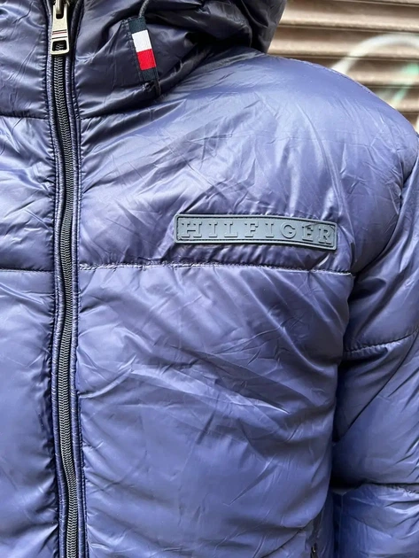 Зимова чоловіча куртка Tommy Hilfiger теплий пуховик з капішоном Розмір XL Темно-синього кольору - Фото 5 Зимова чоловіча куртка Tommy Hilfiger теплий пуховик з капішоном Розмір XL Темно-синього кольору - зображення 5