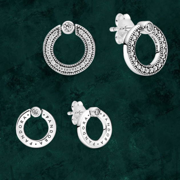 Посріблені сережки двосторонні "Кільця з паве та логотипом" Pandora (Пандора) 299486C01 - Фото 1 Посріблені сережки двосторонні "Кільця з паве та логотипом" Pandora (Пандора) 299486C01 - зображення 1