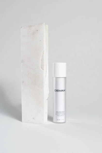Захисний матуючий санблок Demax professional SPF 50+ легкий сонцезахисний крем з тонуючим ефектом для щоденного використання і тривалого перебування на сонці 50мл - зображення 4