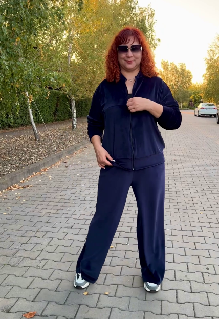 Велюровый женский костюм с прямыми брюками большого размера Синий, 48/50 - изображение 6