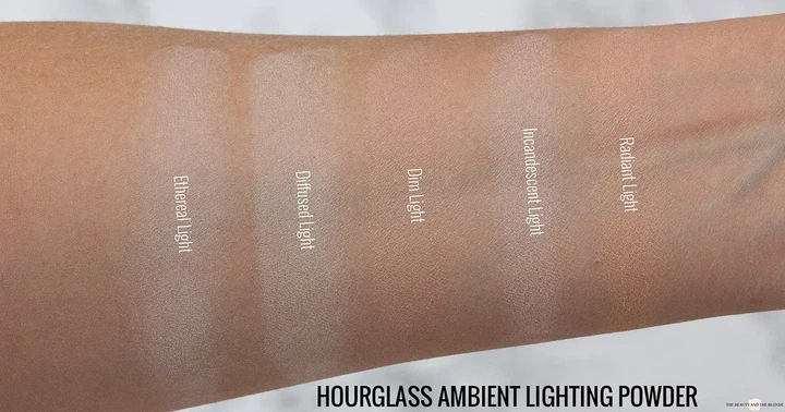 Пудра для обличчя (міні) Hourglass Ambient Lighting Finishing Powder відтінок Dim Light 1.3 г - Фото 2 Пудра для обличчя (міні) Hourglass Ambient Lighting Finishing Powder відтінок Dim Light 1.3 г - зображення 2