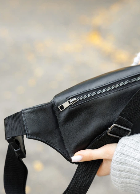 Жіноча шкіряна сумка бананка Sambag Tirso BTT чорнa 31 × 12 × 5 см (81339001) - Фото 8 Жіноча шкіряна сумка бананка Sambag Tirso BTT чорнa 31 × 12 × 5 см (81339001) - зображення 8