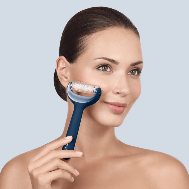 Электронный роллер для лица и тела с микроиглами GESKE MicroNeedle Face&Body Roller 8в1 синий - изображение 2