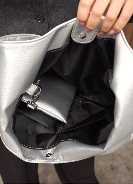 Жіноча сумка Sambag HOBO M срібло 35 х 40 х 8 см (53200003) - Фото 9 Жіноча сумка Sambag HOBO M срібло 35 х 40 х 8 см (53200003) - зображення 9