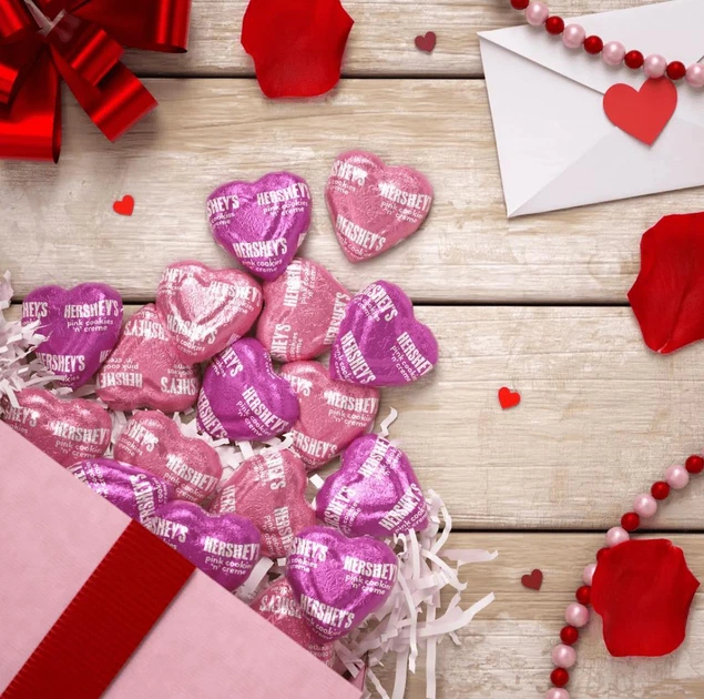 Шоколадні цукерки Hershey's Valentine's Day Pink Cookies 'n Crème Hearts Candy 249г - Фото 5 Шоколадні цукерки Hershey's Valentine's Day Pink Cookies 'n Crème Hearts Candy 249г - зображення 5