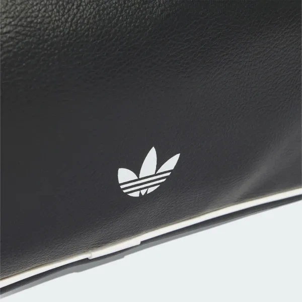 Спортивная сумка багет седло женская средняя Adidas Adicolor Elongated Airliner Bag KD7851 Черная (4068817018782) - Фото 5 Спортивная сумка багет седло женская средняя Adidas Adicolor Elongated Airliner Bag KD7851 Черная (4068817018782) - изображение 5