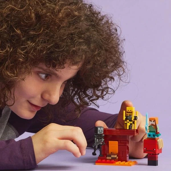 Конструктор LEGO Minecraft Битва з лавою в Незері 99 деталей (21266) - изображение 8