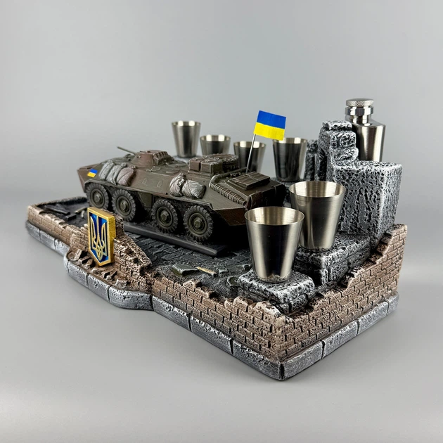 Подарочный набор штофов "БТР-70" ручная работа | 6 рюмок + металлическая фляга 300 мл PA_1234_1 - изображение 3