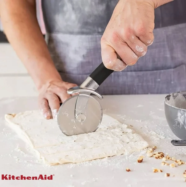 Нож для пиццы KitchenAid Classic 24 см черный (KHH113OHOBEG) - Фото 2 Нож для пиццы KitchenAid Classic 24 см черный (KHH113OHOBEG) - изображение 2