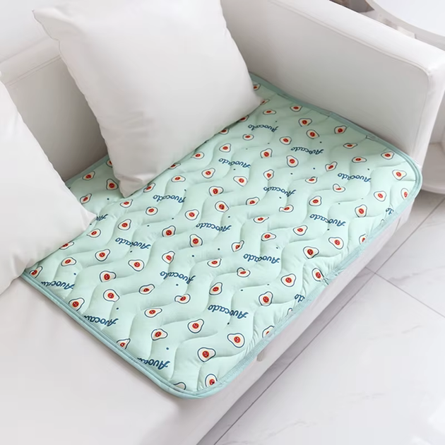 Літня охолоджуюча підстилка для котів Derby Ice Silk Material Summer Pet Cooling Mat Avocado, 50х60 см - зображення 4