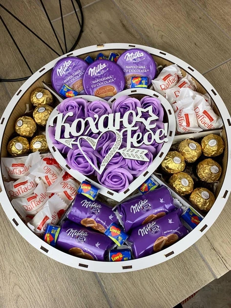 Подарочный бокс с конфетами Milka, Ferrero, Raffaello, жвачкой «Love is» и мыльными розами - Фото 2 Подарочный бокс с конфетами Milka, Ferrero, Raffaello, жвачкой «Love is» и мыльными розами - изображение 2