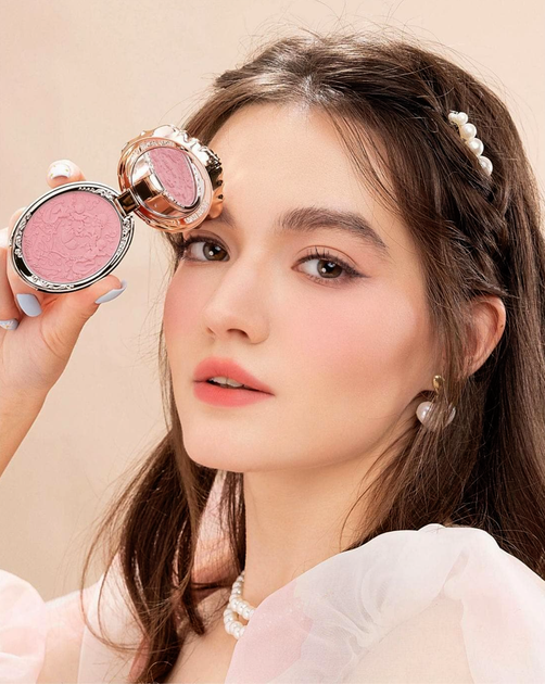 Румяна Flower Knows (Флавер Ноуз) Strawberry Rococo Embossed Blush — стойкий естественный румянец, 5 г, оттенок 03 Classic Ballet - изображение 5