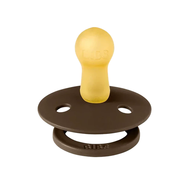 Пустушкs BIBS 6-18 m Colour Latex Round (кругла) – Mocha/Dark Oak 2 pcs - Фото 3 Пустушкs BIBS 6-18 m Colour Latex Round (кругла) – Mocha/Dark Oak 2 pcs - зображення 3