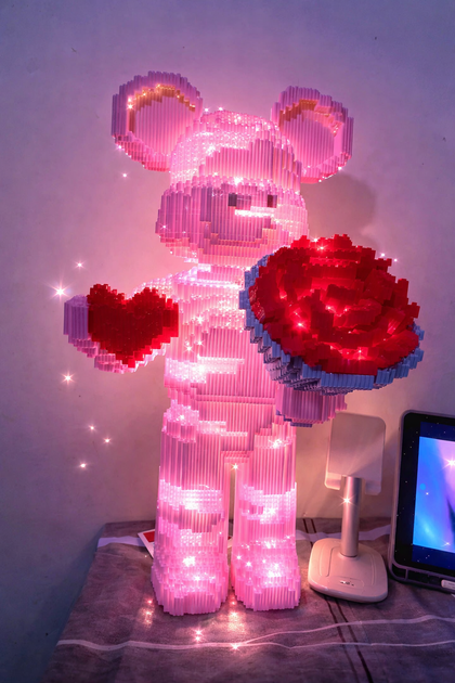 Конструктор Мишка Bearbrick с подсветкой розовый 2500 деталей 35 см Медведь - изображение 2