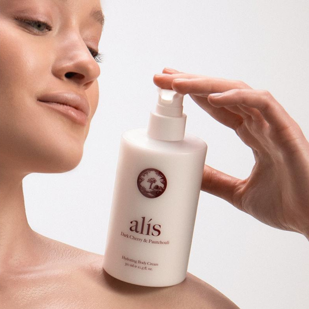 Увлажняющий крем для тела ALIS Hydrating Body Cream Dark Cherry & Pautchouli 310 мл - Фото 5 Увлажняющий крем для тела ALIS Hydrating Body Cream Dark Cherry & Pautchouli 310 мл - изображение 5