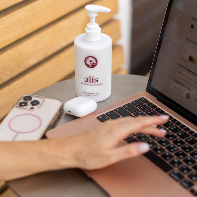 Увлажняющий крем для рук ALIS Hydrating Hand Cream Dark Cherry & Pautchouli 310 мл - изображение 6