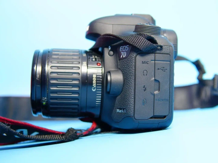 Дзеркальний фотоапарат Canon EOS 7D Mark II - зображення 8