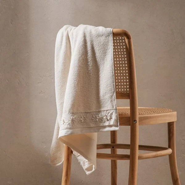 Ręcznik Homla Resu z ozdobnym haftem 70 x 130 cm (5906496770753) - obraz 4