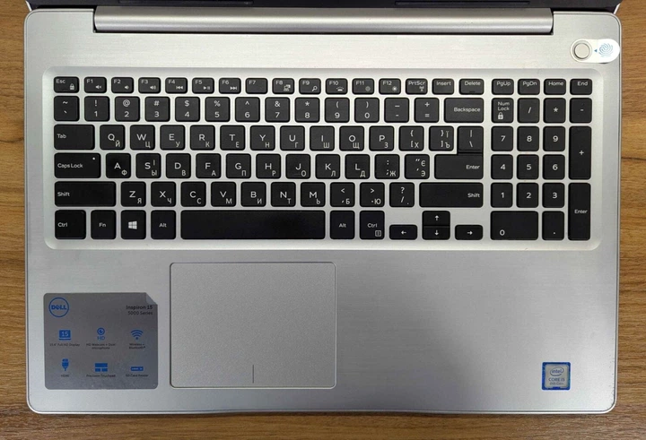 Ноутбук Dell Inspiron 5570 / 15.6" (1920x1080) IPS / Intel Core i5-8250U (4 (8) ядра по 1.6 - 3.4 GHz) / 8 GB DDR4 / 256 GB SSD / Intel UHD Graphics 620 / WebCam / Windows 10 б/у + Подарок Новая беспроводная мышь USB - Фото 3 Ноутбук Dell Inspiron 5570 / 15.6" (1920x1080) IPS / Intel Core i5-8250U (4 (8) ядра по 1.6 - 3.4 GHz) / 8 GB DDR4 / 256 GB SSD / Intel UHD Graphics 620 / WebCam / Windows 10 б/у + Подарок Новая беспроводная мышь USB - изображение 3