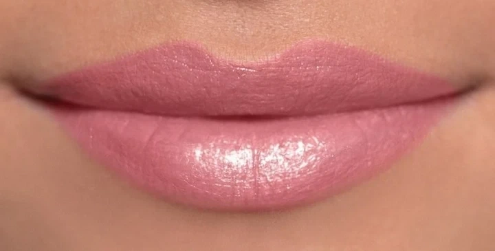 Зволожувальна кремова губна помада Avon «Ультра» Ніжно-рожевий/Pout 3,6г - изображение 2