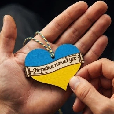 Подвеска деревянная в авто "Сердце - Україна понад усе" 8х7 см Двухсторонняя - Фото 3 Подвеска деревянная в авто "Сердце - Україна понад усе" 8х7 см Двухсторонняя - изображение 3