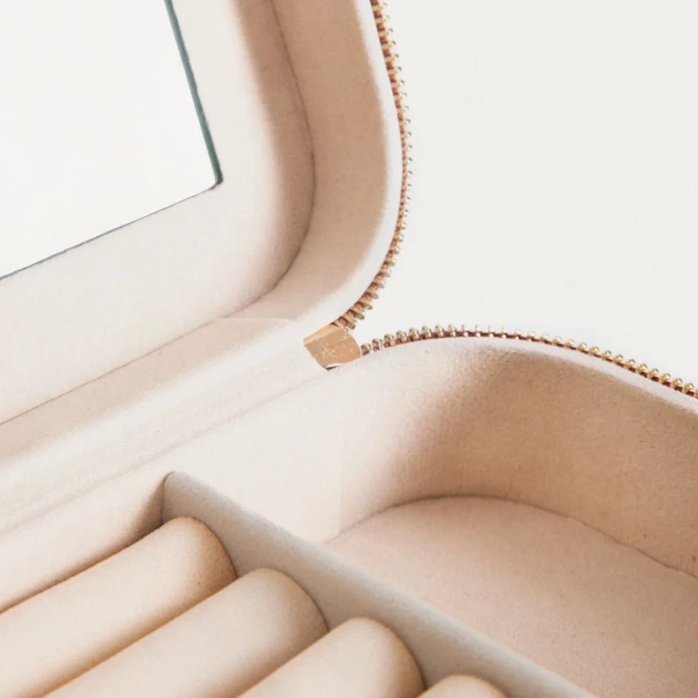 Шкатулка для прикрас Homla Rinas з прошиттям у вигляді ялинки коричнева 20,5x10,5x6 см (5906496752728) - зображення 2