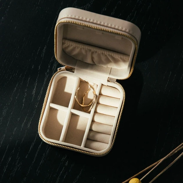 Шкатулка для прикрас Homla Rinas з прошиттям у вигляді полосок бежева 10,5x10,5x5 см (5906496752810) - зображення 5