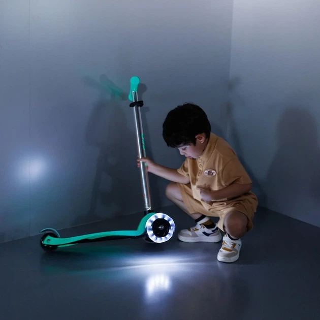 Самокат Micro Maxi Deluxe Glow LED желейный зеленый (MMD365) - изображение 11