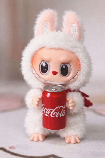 Колекційна іграшка-сюрприз Labubu Coca-Cola — лімітована серія Лабубу Coca-Cola з жерстяною банкою. - Фото 1 Колекційна іграшка-сюрприз Labubu Coca-Cola — лімітована серія Лабубу Coca-Cola з жерстяною банкою. - зображення 1
