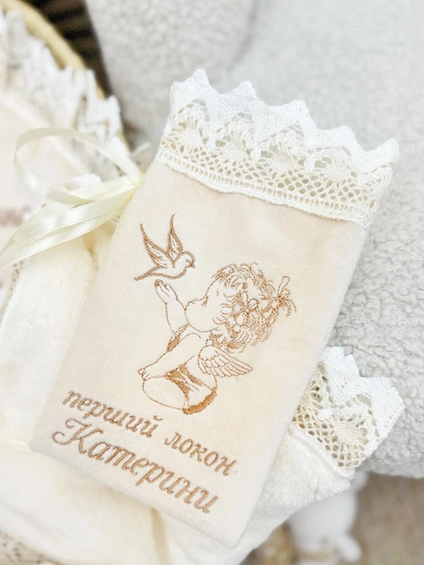Крестильная крыжма для девочки Family Tradition велюровая махра плюш с вышивкой и кружевом 100х100 см светло-бежевая Божия ласка - Фото 2 Крестильная крыжма для девочки Family Tradition велюровая махра плюш с вышивкой и кружевом 100х100 см светло-бежевая Божия ласка - изображение 2