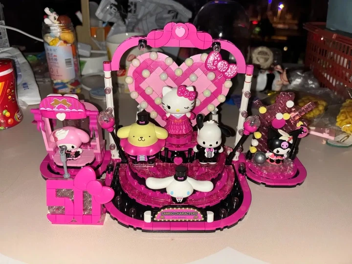 Конструктор Keeppley Sanrio «Hello Kitty: 50 лет — Звезда Бродвея» (K20850), 567 деталей - изображение 2