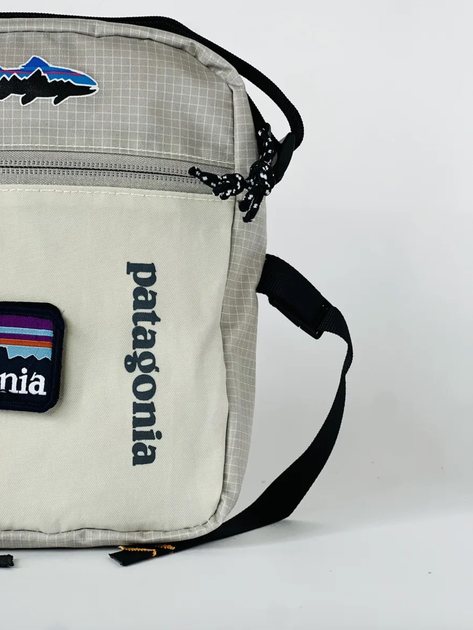 Водонепроникна сумка через плече зі зйомним патчем Patagonia у сірому кольорі. - зображення 7