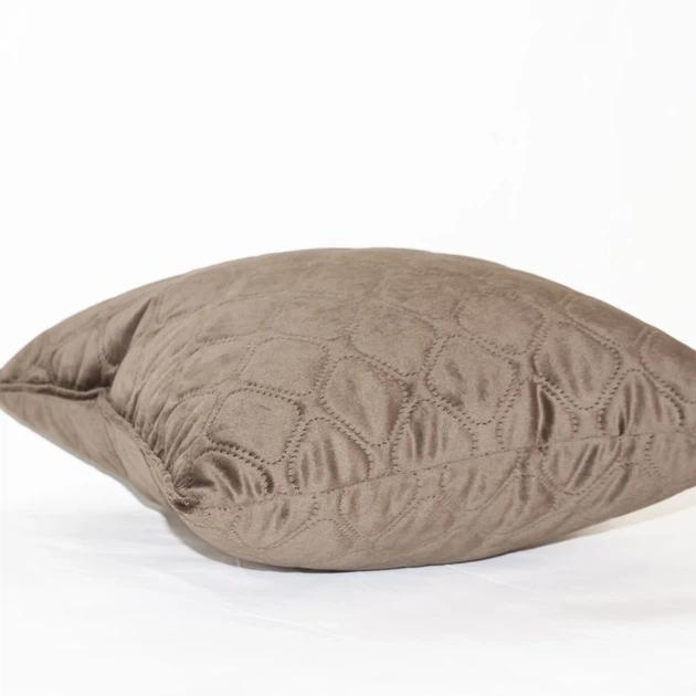 Подушка декоративна 50×70 ТЕП VELOUR шоколадна Chocolate, велюр, м’яка, антиалергенна - Фото 4 Подушка декоративна 50×70 ТЕП VELOUR шоколадна Chocolate, велюр, м’яка, антиалергенна - зображення 4