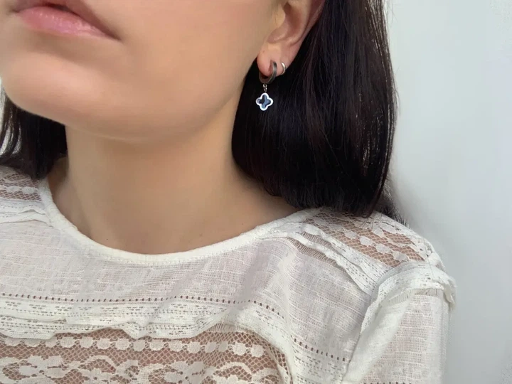 Серьги Черный клевер в стиле Van Cleef 13 мм медицинская сталь - Фото 3 Серьги Черный клевер в стиле Van Cleef 13 мм медицинская сталь - изображение 3