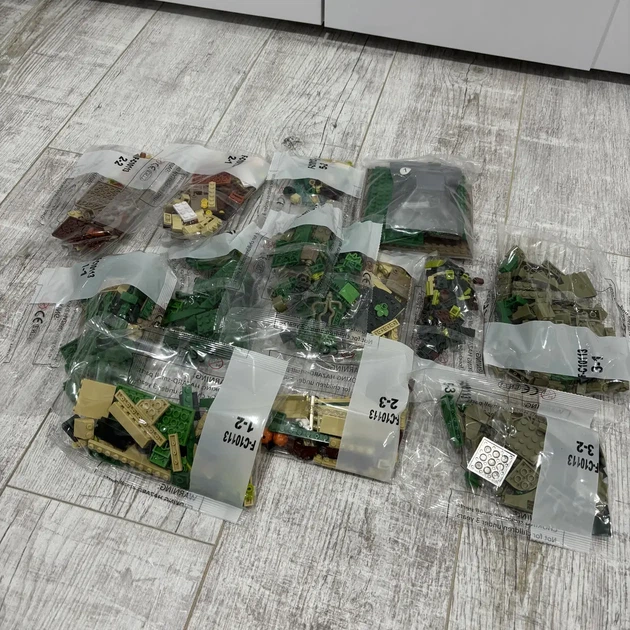Конструктор «Болото Шрека: Дом Монстра» с LED-подсветкой и фигурками (1022 детали) - изображение 6